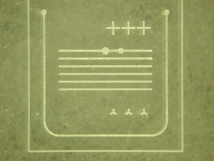 高剛性CNC微細加工機［Micro MC-5］―加工サンプル（ガラス細溝加工）│株式会社ピーエムティー