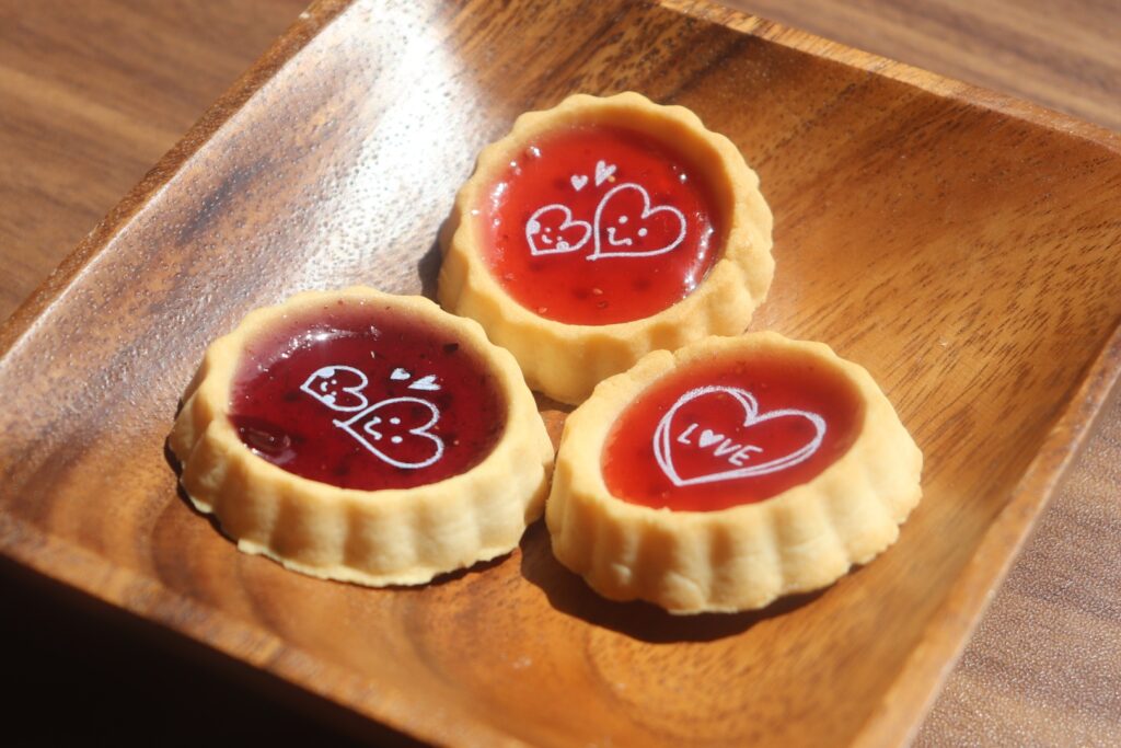 フードプリンター印刷サンプル│ホワイトインクを使用した濃色ワーク（ジャム菓子）への印刷