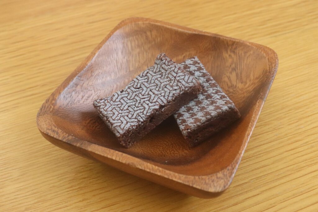 フードプリンター印刷サンプル│ホワイトインクを使用した濃色ワーク（チョコテート菓子）への印刷