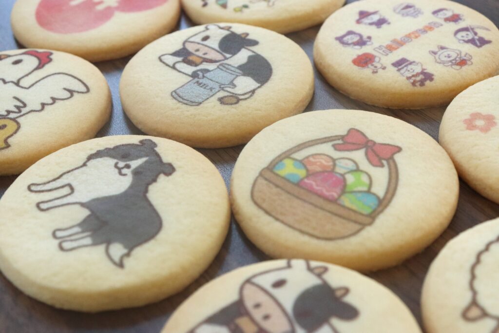 フードプリンター印刷サンプル│ホワイトインクを下地に使用した淡色ワーク（クッキー）への印刷