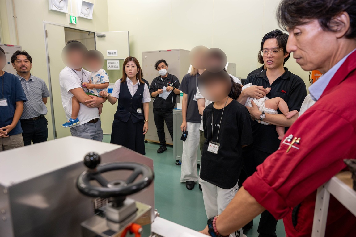 ファミリーDay―フードプリンターの説明に興味津々な参加者たち│株式会社ピーエムティー