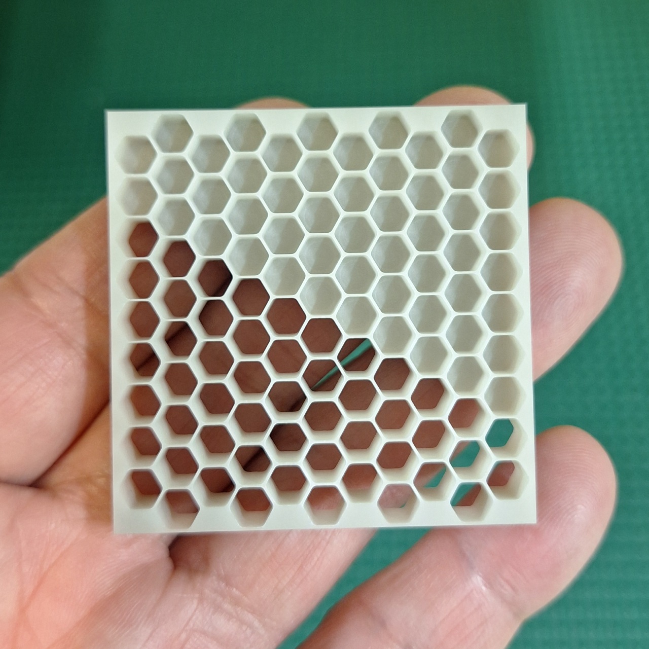 窒化アルミニウム研削加工サンプル ―ハニカム―写真│株式会社ピーエムティー